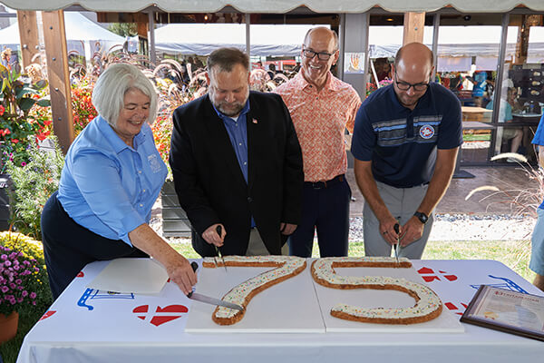 Slicing the 75th Anniversary Kringle into pieces