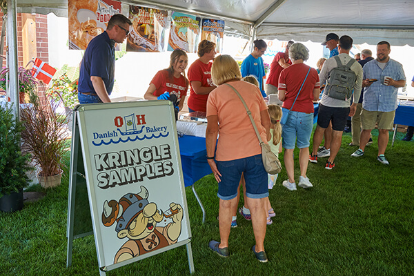 A queue for free Kringle Samples