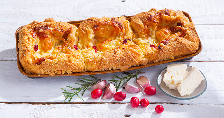 A delicious pull-apart bread made with flaky puff pastry, creamy brie, and tangy cranberry filling, perfect for sharing.